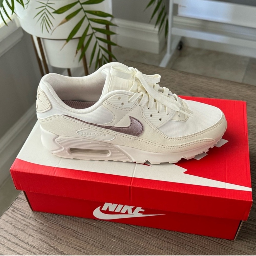 Women’s Nike Air Max 90 NWB white cream rose gold size 9